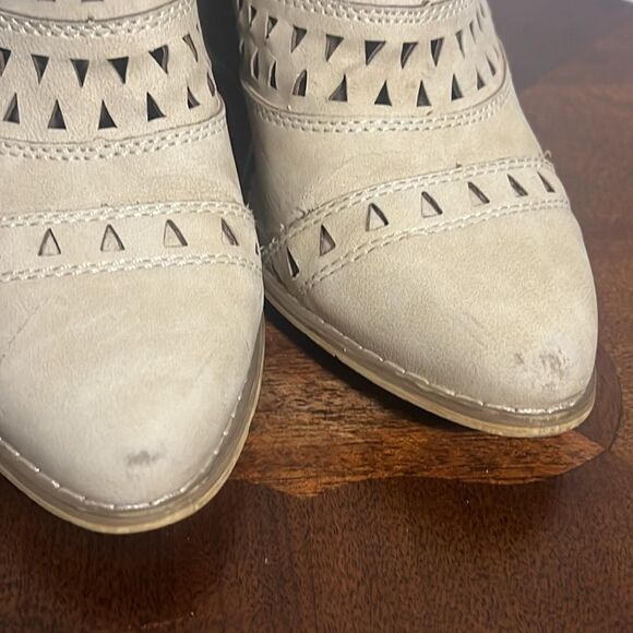 🔥 Mi.iM 'Trixi' Ankle Heeled Booties - Cream Color - 3” Rise Heel - Sz 6 - EUC - Picture 14 of 14